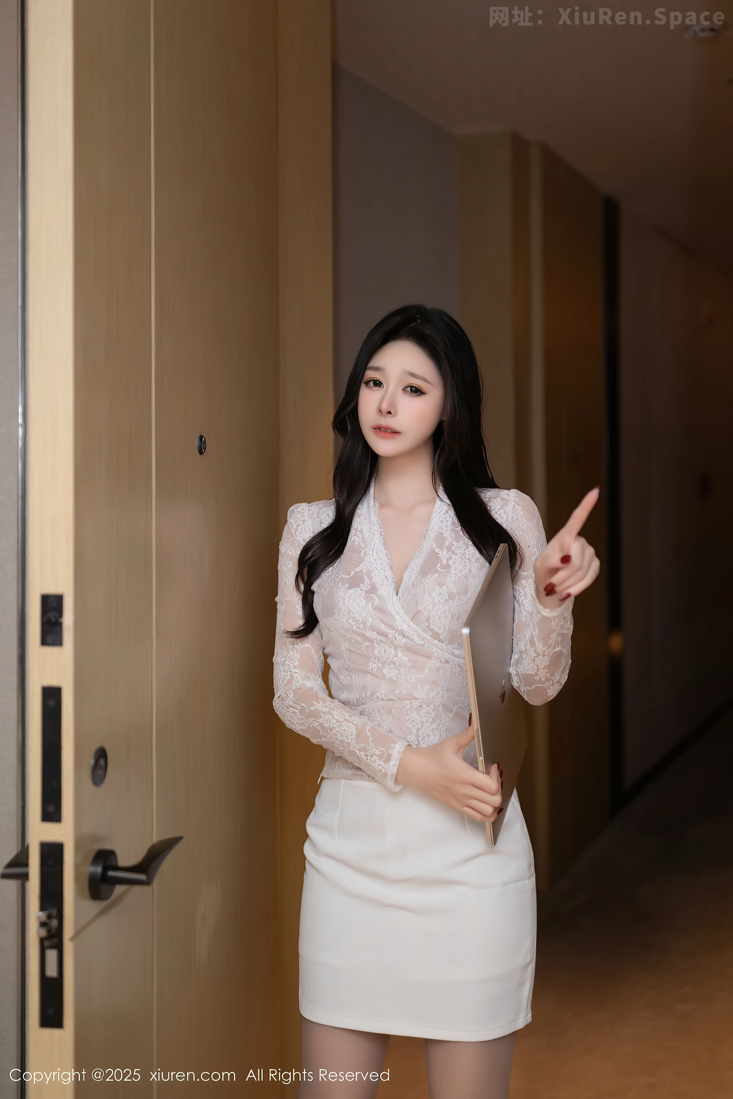 图片[3]-[XiuRen秀人网] VOL.10143 模特小逗逗性感白色连衣短裙配灰色丝袜秀曼妙身姿迷人诱惑写真80P-秀人网官方网站